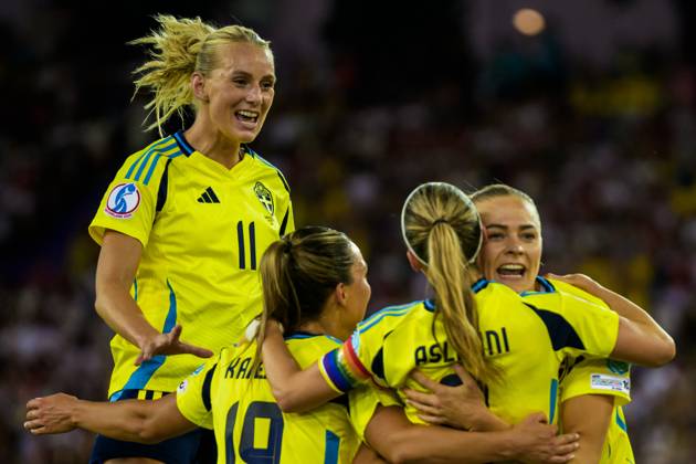 250712 Stina Blackstenius of Sweden celebrates with her teammates after Fridolina Rolfö scored 3 1 on a penalty kick during the UEFA Women s Euro 2025 group stage football match between between Sweden and Germany on July 12, 2025 in Zurich Photo Ludvig Thunman BILDBYRAN code LT LT0714 fotboll football soccer fotballs em europamästerskap em uefa womens euro uefa womens european football championship womens euro 2025 dam kvinner women sverige sweden germany deutschland tyskland bbeng jubel celebration Copyright: LUDVIGxTHUNMAN BB250712LT195