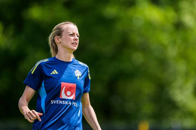 250713 Amanda Ilestedt of the Swedish women s national football team during at training session at the UEFA Women s Euro 2025 on July 13, 2025 in Cham Photo Ludvig Thunman BILDBYRAN code LT LT0715 fotboll football soccer fotbolls em europamästerskap em uefa womens euro uefa womens european football championship womens euro 2025 dam kvinner women träning practice training sverige sweden day 12 bbeng Copyright: LUDVIGxTHUNMAN BB250713LT001