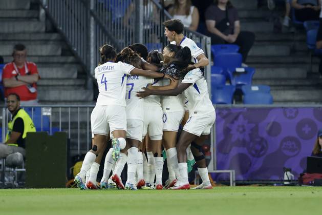 Cheering after the 1-0 goal, cheering, cheering, cheering, cheering, emotions around the scorer Sandie Toletti France, 6 13 07 2025, Football, UEFA Womens Euro, Netherlands France, Switzerland, Basel, St Jakob Park Copyright: HMBxMedia xHeikoxBecker