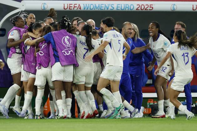 Cheering after the goal to 2 3, cheering, cheering, cheering, emotions around the scorer Delphine Cascarino France, 20 , 13 07 2025, Football, UEFA Womens Euro, Netherlands France, Switzerland, Basel, St Jakob Park Copyright: HMBxMedia xHeikoxBecker