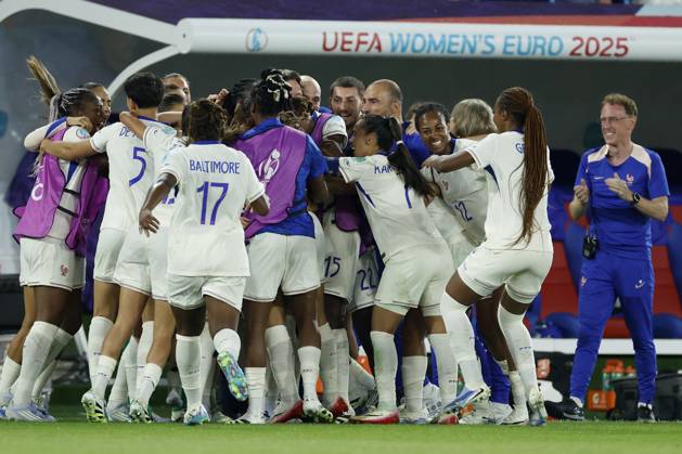 Cheering after the goal to 2 3, cheering, cheering, cheering, emotions around the scorer Delphine Cascarino France, 20 , 13 07 2025, Football, UEFA Womens Euro, Netherlands France, Switzerland, Basel, St Jakob Park Copyright: HMBxMedia xHeikoxBecker