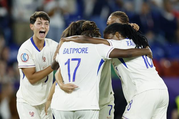 Cheering after the goal to 2 4, cheering, cheering, cheering, emotions, around the scorer Delphine Cascarino France, 20 , 13 07 2025, Football, UEFA Womens Euro, Netherlands France, Switzerland, Basel, St Jakob Park Copyright: HMBxMedia xHeikoxBecker