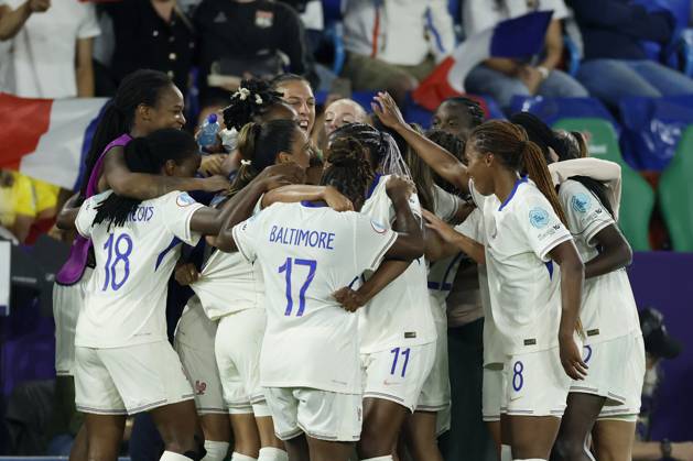 Cheering after the goal to 2 5, cheering, cheering, cheering, emotions around the scorer Sakina Karchaoui France, 7 , 13 07 2025, Football, UEFA Womens Euro, Netherlands France, Switzerland, Basel, St Jakob Park Copyright: HMBxMedia xHeikoxBecker