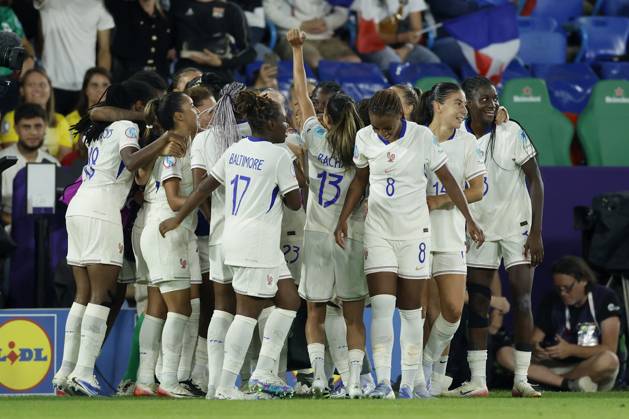 Cheering after the goal to 2 5, cheering, cheering, cheering, emotions around the scorer Sakina Karchaoui France, 7 , 13 07 2025, Football, UEFA Womens Euro, Netherlands France, Switzerland, Basel, St Jakob Park Copyright: HMBxMedia xHeikoxBecker