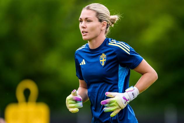 250716 Goalkeeper Jennifer Falk of the Swedish women s national football team at a training session during the UEFA Women s Euro 2025 Championship on July 16, 2025 in Cam Photo Ludvig Thunman BILDBYRAN code LT LT0720 fotboll football soccer fotbolls em europamästerskap em uefa womens euro uefa womens european football championship womens euro 2025 dam kvinner women träning practice training sverige sweden day 15 bbeng  Copyright: LUDVIGxTHUNMAN BB250716LT011