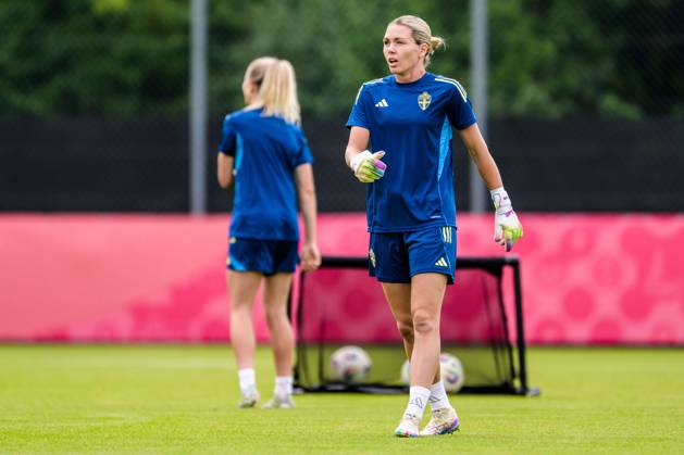 250716 Goalkeeper Jennifer Falk of the Swedish women s national football team at a training session during the UEFA Women s Euro 2025 Championship on July 16, 2025 in Cam Photo Ludvig Thunman BILDBYRAN code LT LT0720 fotboll football soccer fotbolls em europamästerskap em uefa womens euro uefa womens european football championship womens euro 2025 dam kvinner women träning practice training sverige sweden day 15 bbeng  Copyright: LUDVIGxTHUNMAN BB250716LT012
