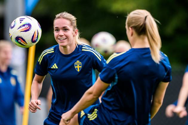 250716 Hanna Lundkvist of the Swedish women s national football team at a training session during the UEFA Women s Euro 2025 Championship on July 16, 2025 in Cam Photo Ludvig Thunman BILDBYRAN code LT LT0720 fotboll football soccer fotballs em europamästerskap em uefa womens euro uefa womens european football championship womens euro 2025 dam kvinner women träning practice training sverige sweden day 15 bbeng  Copyright: LUDVIGxTHUNMAN BB250716LT013