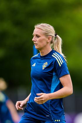 250716 Stina Blackstenius of the Swedish women s national football team at a training session during the UEFA Women s Euro 2025 Championship on July 16, 2025 in Cam Photo Ludvig Thunman BILDBYRAN code LT LT0720 fotboll football soccer fotbolls em europamästerskap em uefa womens euro uefa womens european football championship womens euro 2025 dam kvinner women träning practice training sverige sweden day 15 bbeng  Copyright: LUDVIGxTHUNMAN BB250716LT023