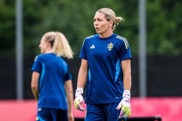 250716 Goalkeeper Jennifer Falk of the Swedish women s national football team at a training session during the UEFA Women s Euro 2025 Championship on July 16, 2025 in Cam Photo Ludvig Thunman BILDBYRAN code LT LT0720 fotboll football soccer fotbolls em europamästerskap em uefa womens euro uefa womens european football championship womens euro 2025 dam kvinner women träning practice training sverige sweden day 15 bbeng  Copyright: LUDVIGxTHUNMAN BB250716LT026