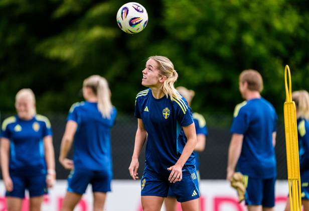 250716 Hanna Lundkvist of the Swedish women s national football team at a training session during the UEFA Women s Euro 2025 Championship on July 16, 2025 in Cam Photo Ludvig Thunman BILDBYRAN code LT LT0720 fotboll football soccer fotballs em europamästerskap em uefa womens euro uefa womens european football championship womens euro 2025 dam kvinner women träning practice training sverige sweden day 15 bbeng  Copyright: LUDVIGxTHUNMAN BB250716LT030