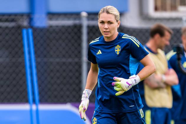 250716 Goalkeeper Jennifer Falk of the Swedish women s national football team at a training session during the UEFA Women s Euro 2025 Championship on July 16, 2025 in Cam Photo Ludvig Thunman BILDBYRAN code LT LT0720 fotboll football soccer fotbolls em europamästerskap em uefa womens euro uefa womens european football championship womens euro 2025 dam kvinner women träning practice training sverige sweden day 15 bbeng  Copyright: LUDVIGxTHUNMAN BB250716LT047