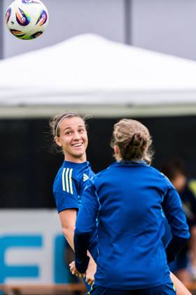 250716 Julia Zigiotti Olme of the Swedish women s national football team at a training session during the UEFA Women s Euro 2025 Championship on July 16, 2025 in Cam Photo Ludvig Thunman BILDBYRAN code LT LT0720 fotboll football soccer fotbolls em europamästerskap em uefa womens euro uefa womens european football championship womens euro 2025 dam kvinner women träning practice training sverige sweden day 15 bbeng Copyright: LUDVIGxTHUNMAN BB250716LT061