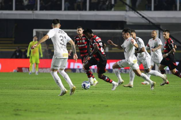 Match between Santos and Flamengo Santos (SP), 7 16 2025 - football Santos x Flamengo - Bruno Henrique, during the match between Santos x Flamengo, valid for the 14th round of the Brazilian Championship Series A, held at Vila Belmiro, this Wednesday (16). Sao Paulo Brasil Copyright: xMiguelxMourax