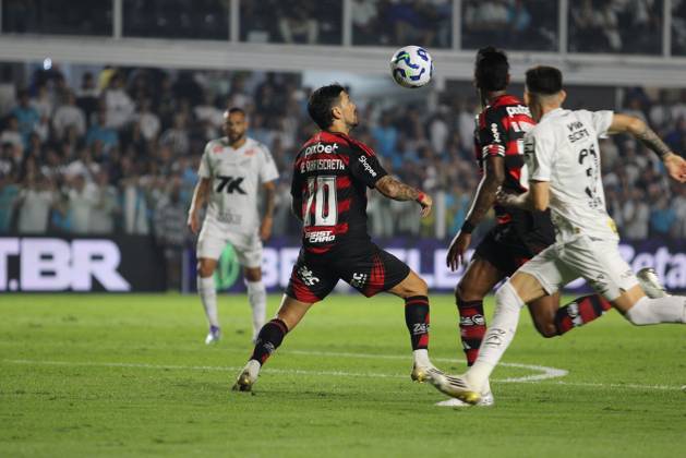 Match between Santos and Flamengo Santos (SP), 7 16 2025 - football Santos x Flamengo - by Arrascaeta, during the match between Santos x Flamengo, valid for the 14th round of the Brazilian Championship Series A, held at Vila Belmiro, this Wednesday (16). Sao Paulo Brasil Copyright: xMiguelxMourax