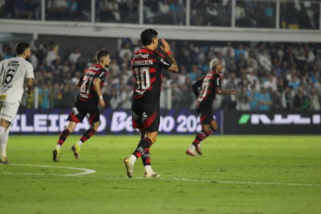 Match between Santos and Flamengo Santos (SP), 7 16 2025 - football Santos x Flamengo - by Arrascaeta, during the match between Santos x Flamengo, valid for the 14th round of the Brazilian Championship Series A, held at Vila Belmiro, this Wednesday (16). Sao Paulo Brasil Copyright: xMiguelxMourax