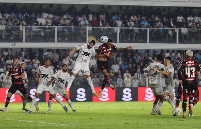 Match between Santos and Flamengo Santos (SP), 7 16 2025 - Football Santos x Flamengo - Danilo, during the match between Santos x Flamengo, valid for the 14th round of the Brazilian Championship Series A, held at Vila Belmiro, this Wednesday (16). Sao Paulo Brasil Copyright: xMiguelxMourax