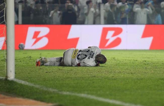 Match between Santos and Flamengo Santos (SP), 7 16 2025 - football Santos x Flamengo - Neymar Jr. Fell during the match between Santos x Flamengo, valid for the 14th round of the Brazilian Championship Series A, held at Vila Belmiro, this Wednesday (16). Sao Paulo Brasil Copyright: xMiguelxMourax