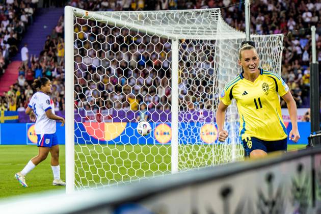 250717 Stina Blackstenius of Sweden celebrates after scoring 2 0 during the UEFA Women s Euro 2025 quarterfinal football match between Sweden and England on July 17, 2025 in Zurich Photo Ludvig Thunman BILDBYRAN code LT LT0721 fotboll football soccer fotbolls em europamästerskap em uefa womens euro uefa womens european football championship womens euro 2025 dam kvinner women kvartsfinal quarterfinal quarterfinals sverige sweden england bbeng jubel Copyright: LUDVIGxTHUNMAN BB250717LT074