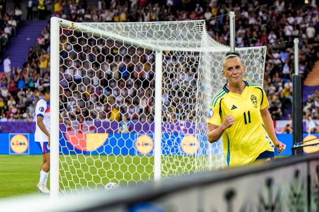 250717 Stina Blackstenius of Sweden celebrates after scoring 2 0 during the UEFA Women s Euro 2025 quarterfinal football match between Sweden and England on July 17, 2025 in Zurich Photo Ludvig Thunman BILDBYRAN code LT LT0721 fotboll football soccer fotbolls em europamästerskap em uefa womens euro uefa womens european football championship womens euro 2025 dam kvinner women kvartsfinal quarterfinal quarterfinals sverige sweden england bbeng jubel Copyright: LUDVIGxTHUNMAN BB250717LT075