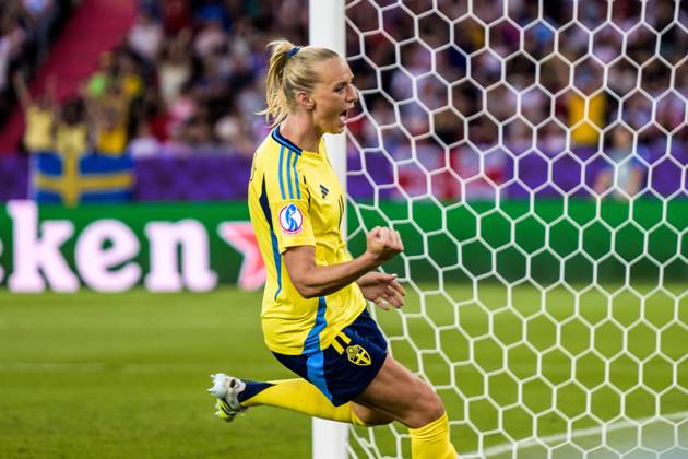 250717 Stina Blackstenius of Sweden celebrates after scoring 2 0 during the UEFA Women s Euro 2025 quarterfinal football match between Sweden and England on July 17, 2025 in Zurich Photo Ludvig Thunman BILDBYRAN code LT LT0721 fotboll football soccer fotbolls em europamästerskap em uefa womens euro uefa womens european football championship womens euro 2025 dam kvinner women kvartsfinal quarterfinal quarterfinals sverige sweden england bbeng jubel Copyright: LUDVIGxTHUNMAN BB250717LT082
