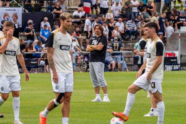 Vincent Wagner SV Elversberg, Head coach watches his team warming up, GER, TSG 1899 Hoffenheim vs SV Elversberg, Football, Test match, Season 2025 2026, 19 07 2025, GER, TSG 1899 Hoffenheim vs SV Elversberg, Football, Test match, Season 2025 2026, 19 07 2025 Zuzenhausen Copyright: xEibner-Pressefoto Jan-NiclasxGrox EP_JGG