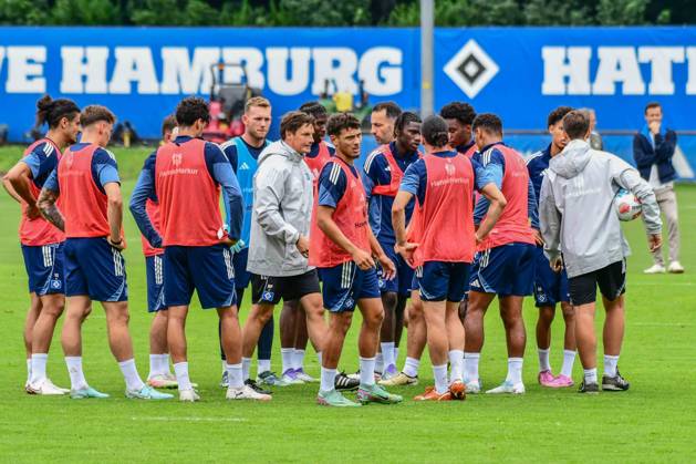 Team coach Merlin Polzin speaks to the team HSV Germany , Hamburg , Volksparkstadion , Football , 1 Bundesliga , Training of Hamburger SV