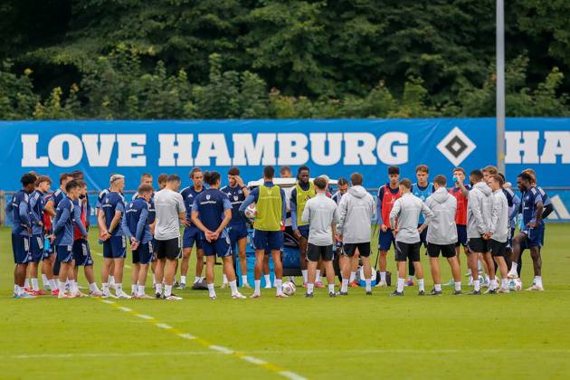 Team coach Merlin Polzin speaks to the team HSV Germany , Hamburg , Volksparkstadion , Football , 1 Bundesliga , Training of Hamburger SV
