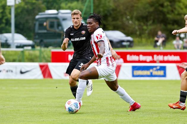 Christoph Daferner SG Dynamo Dresden, 33 and Cyriaque Irie SC Freiburg, 22 in a running duel , Football, Test match, 2025 2026, SC Freiburg vs SG Dynamo Dresden, 25 07 2025, Football ground Schruns, Schruns, Austria Schruns Football ground Schruns Vorarlberg Austria Copyright: xGrantxHubbsx