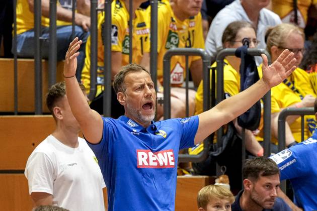 Maik Machulla coach, head coach, RNL , gives instructions, gestures, gesticulates with arms, single picture, single photo, action, action, 25 07 2025, Schwetzingen Germany , handball, Patrick Lengler Cup, HG Oftersheim Schwetzingen Rhein Neckar Löwen xozx