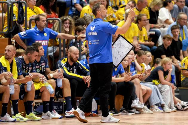 Maik Machulla coach, head coach, RNL , gives instructions, gestures, gestures with his arms, on the sidelines, 25 07 2025, Schwetzingen Germany , Handball, Patrick Lengler Cup, HG Oftersheim Schwetzingen Rhein Neckar Löwen xozx