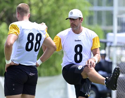 Pittsburgh Steelers quarterback Aaron Rogers (8) leans on tight end Pat Freiermuth during practice at the Steelers training camp at Saint Vincents College in Latrobe, Pennsylvania on Saturday, July 26, 2025.  PIT2025072603 ARCHIExCARPENTER