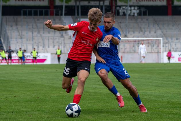Lukas Stoppel SG Sonnenhof Großaspach, 35 in duel with Jonas Braendle TSG Balingen, 27 , SG Sonnenhof Großaspach vs TSG Balingen, Soccer, Regionalliga Südwest, Matchday 1, Season 2025 2026, 02 08 2025 SG Sonnenhof Großaspach vs TSG Balingen, Soccer, Regionalliga Südwest, Matchday 1, Season 2025 2026, 02 08 2025 Aspach Copyright: xEibner-Pressefoto PhilipxZieglerx EP_PZR
