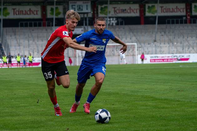 Lukas Stoppel SG Sonnenhof Großaspach, 35 in duel with Jonas Braendle TSG Balingen, 27 , SG Sonnenhof Großaspach vs TSG Balingen, Soccer, Regionalliga Südwest, Matchday 1, Season 2025 2026, 02 08 2025 SG Sonnenhof Großaspach vs TSG Balingen, Soccer, Regionalliga Südwest, Matchday 1, Season 2025 2026, 02 08 2025 Aspach Copyright: xEibner-Pressefoto PhilipxZieglerx EP_PZR