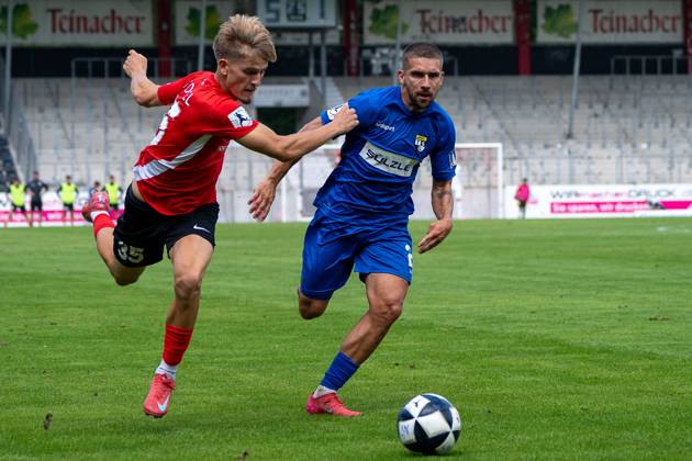 Lukas Stoppel SG Sonnenhof Großaspach, 35 in duel with Jonas Braendle TSG Balingen, 27 , SG Sonnenhof Großaspach vs TSG Balingen, Soccer, Regionalliga Südwest, Matchday 1, Season 2025 2026, 02 08 2025 SG Sonnenhof Großaspach vs TSG Balingen, Soccer, Regionalliga Südwest, Matchday 1, Season 2025 2026, 02 08 2025 Aspach Copyright: xEibner-Pressefoto PhilipxZieglerx EP_PZR