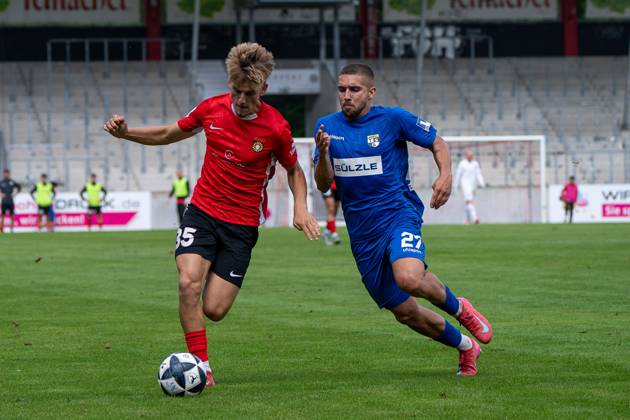 Lukas Stoppel SG Sonnenhof Großaspach, 35 in duel with Jonas Braendle TSG Balingen, 27 , SG Sonnenhof Großaspach vs TSG Balingen, Soccer, Regionalliga Südwest, Matchday 1, Season 2025 2026, 02 08 2025 SG Sonnenhof Großaspach vs TSG Balingen, Soccer, Regionalliga Südwest, Matchday 1, Season 2025 2026, 02 08 2025 Aspach Copyright: xEibner-Pressefoto PhilipxZieglerx EP_PZR
