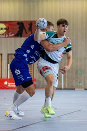 Elias NEWEL FRISCH AUF Goeppingen, 40 in a duel against Till Wente HBW Balingen Weilstetten, 21 FRISCH AUF Goeppingen FAG vs HBW Balingen Weilstetten HBW , Handball, Men, S Cup Altensteig 2025, Semi-finals, 2025 2026 season, 02 08 2025 FRISCH AUF Goeppingen FAG vs HBW Balingen Weilstetten HBW , Handball, Men, S Cup Altensteig 2025, Semi-finals, 2025 2026 season, 02 08 2025 Altensteig Copyright: xEibnerxPressefoto OliverxSchmidtx EP_OST
