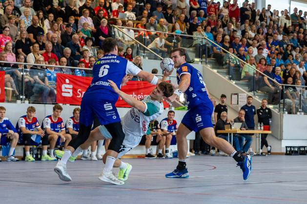 Elias NEWEL FRISCH AUF Goeppingen, 40 in a duel against Mex Raguse HBW Balingen Weilstetten, 06 FRISCH AUF Goeppingen FAG vs HBW Balingen Weilstetten HBW , Handball, Men, S Cup Altensteig 2025, Semi-finals, 2025 2026 season, 02 08 2025 FRISCH AUF Goeppingen FAG vs HBW Balingen Weilstetten HBW , Handball, Men, S Cup Altensteig 2025, Semi-finals, 2025 2026 season, 02 08 2025 Altensteig Copyright: xEibnerxPressefoto OliverxSchmidtx EP_OST