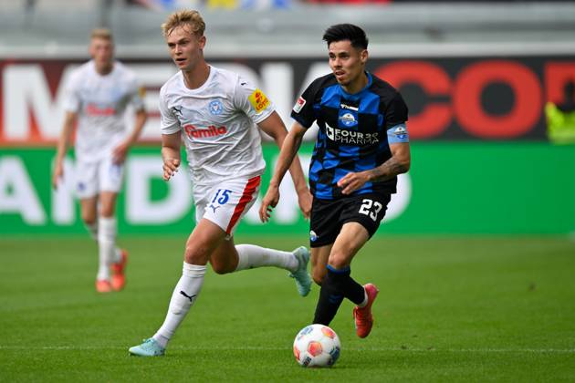Paderborn, Home Deluxe Arena, 02 08 25, GER, Herren, 2 Bundesliga, Saison 2025 2026, SC Paderborn 07 KSV Holstein Kiel Bild v li im Zweikampf Kasper DAVIDSEN Kiel und Raphael OBERMAIR Paderborn DFL regulations prohibit any use of photographs as image sequences and or quasi video NRW Germany