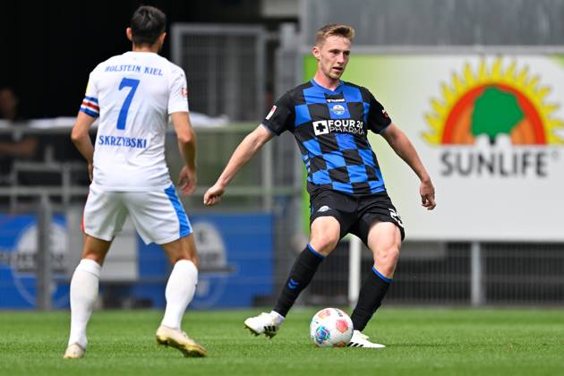 Paderborn, Home Deluxe Arena, 02 08 25, GER, Herren, 2 Bundesliga, Saison 2025 2026, SC Paderborn 07 KSV Holstein Kiel Bild v li im Zweikampf Steven SKRZYBSKI Kiel und Tjark SCHELLER Paderborn DFL regulations prohibit any use of photographs as image sequences and or quasi video NRW Deutschland