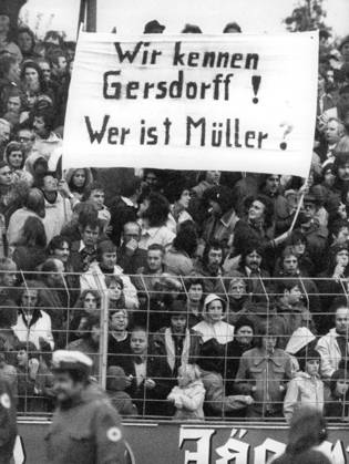 Football Bundesliga Eintracht Brunswick Bavaria Munich 3 1 2 0 u B Z Spectators with a Transparent with the Inscription We know Gersdorff Who is Mueller 05 10 1974 in Brunswick Stadium Hamburg Road Germany