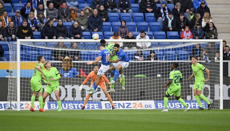 penalty area scene, goal area scene, header duel duel, Action, Christoph Baumgartner TSG 1899 Hoffenheim 14 Ozan cabbage TSG 1899 Hoffenheim 05 , Felix Nmecha VfL Wolfsburg 22 , Goalkeeper Koen Castles VfL Wolfsburg 1 , PreZero Arena, Sinsheim, Bathing Wurttemberg, Germany, Europe Copyright: imageBROKER MichaelxWeber iblimw08799345.jpg Bitte beachten Sie die gesetzlichen Bestimmungen des deutschen Urheberrechtes hinsichtlich der Namensnennung des Fotografen im direkten Umfeld der Veröffentlichung! Strafraumszene, Torraumszene, Kopfballduell Zweikampf, Aktion, Christoph Baumgartner TSG 1899 Hoffenheim (14) () Ozan Ka imago images 193909907