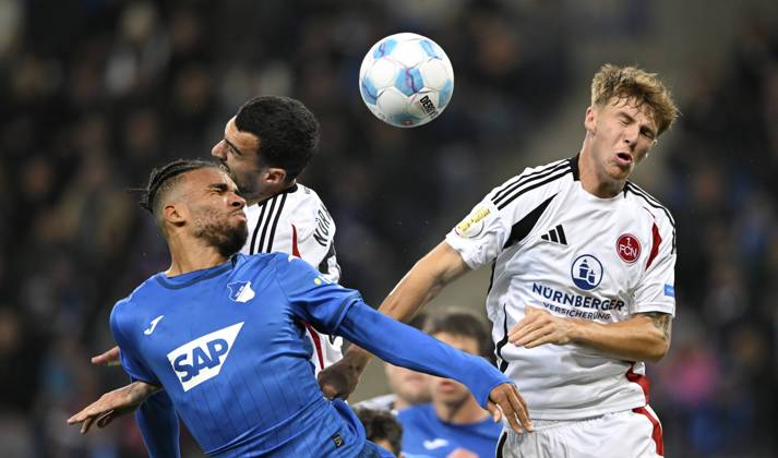 Strafraumszene, Torraumszene, Kopfballduell Zweikampf Aktion Kevin Akpoguma TSG 1899 Hoffenheim 25 gegen Mahir Emreli 1. FC Nürnberg FCN 30 Finn Jeltsch 1. FC Nürnberg FCN 04 DFB-Pokal, PreZero Arena, Sinsheim, Baden-Württemberg, Deutschland, Europa Penalty area scene, goal area scene, header duel, duel action Kevin Akpoguma TSG 1899 Hoffenheim 25 against Mahir Emreli 1. FC Nürnberg FCN 30 Finn Jeltsch 1. FC Nürnberg FCN 04 DFB-Pokal, PreZero Arena, Sinsheim, Baden-Württemberg, Germany, Europe Copyright: imageBROKER MichaelxWeber iblimw11671358.jpg Bitte beachten Sie die gesetzlichen Bestimmungen des deutschen Urheberrechtes hinsichtlich der Namensnennung des Fotografen im direkten Umfeld der Veröffentlichung Strafraumszene, Torraumszene, Kopfballduell Zweikampf Aktion Kevin Akpoguma TSG 1899 Hoffenheim (25) gegen Mahir Emreli imago images 0777594785