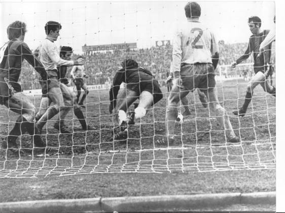 Football Bundesliga Eintracht Brunswick Hertha BSC 2 1 2 1 Gate of honor through Steffen Hagen u B Z v l Steffen Hagen Hertha , Merkhoffer, Goalkeeper Wolter, Grzyb all Brunswick and Gayer Hertha 13 03 1971 in Brunswick Stadium Hamburg Road Germany