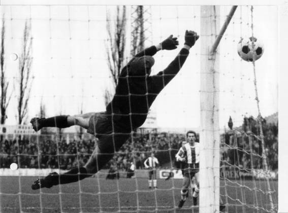 Football Bundesliga Eintracht Brunswick Hertha BSC 1 1 0 1 u B Z Goalkeeper Hans Jaecker Brunswick fends to Corner from 21 11 1964 in Brunswick Stadium Hamburg Road Germany