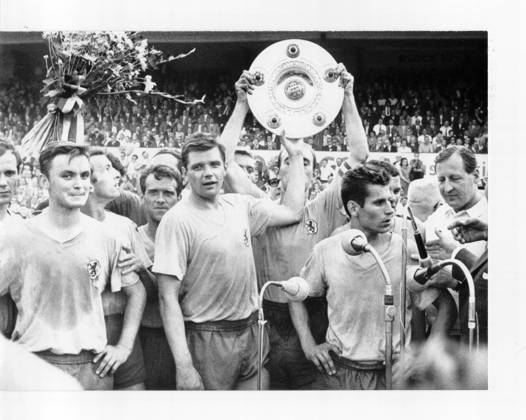 Football Bundesliga Eintracht Brunswick 1 FC Nuernberg 4 1 2 0 Brunswick is German Football champion u B Z v l Saborowski, Meyer, Schmidt, Dulz, Baese, Gerwien and team manager Johannsen 03 06 1967 in Brunswick Stadium Hamburg Road Germany