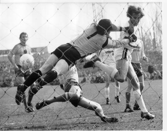 Football Bundesliga Eintracht Brunswick Borussia Moenchengladbach 0 0 Glueck for Brunswick, Goalkeeper Franke missed the Head ball from Heynckes, the but at goal passes u B Z v l Franz Merkhoffer, Goalkeeper Bernd Franke both Brunswick and Jupp Heynckes Gladbach 10 04 1976 in Brunswick Stadium Hamburg Road Germany
