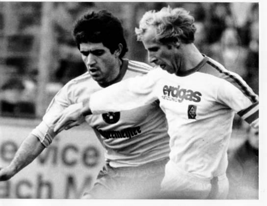 Football Bundesliga Eintracht Brunswick Borussia Moenchengladbach 1 1 0 0 u B Z duel between Danilo Popivoda left Brunswick and Berti Vogts 23 10 1976 in Brunswick Stadium Hamburg Street Germany