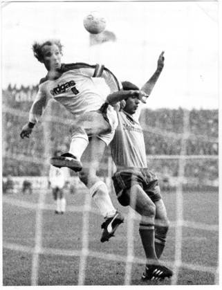 Football Bundesliga Eintracht Brunswick Borussia Moenchengladbach 1 1 0 0 u B Z duel between Danilo Popivoda right Brunswick and Berti Vogts 23 10 1976 in Brunswick Stadium Hamburg Road Germany