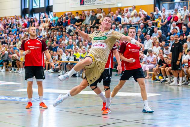 August Pedersen TSV Hannover Burgdorf, Nr 17 v l , TSV Hannover Burgdorf beige against Aalborg Handbold red on matchday 1 of the International Heide Cup 08 08 2025, Schneverdingen, GER , Copyright: xJanxGuentherx xTSVxHannover-Burgdorfx