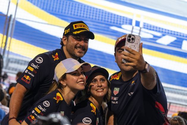 Formula 1 Singapore Grand Prix SINGAPORE, SINGAPORE - SEPTEMBER 22: People take photos as they watch the Formula 1 Singapore Grand Prix at the Marina Bay Street Circuit in Singapore on September 22, 2024. More than 269,000 fans turned out over race weekend according to the organisers. Singapore World. Editorial use only. Please get in touch for any other usage. Copyright: x2025xAnadoluxZakariaxZainalx